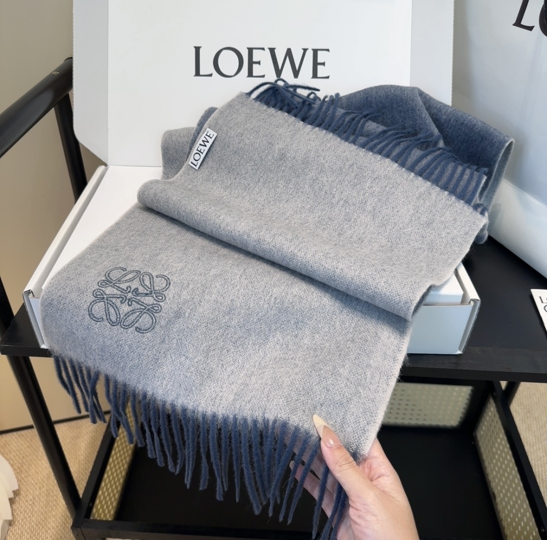 太美了😍罗意威 情侣款 美到要尖叫😱最新款🎊英伦欧美范儿 又是一款即时尚又实用的大围巾&长巾，🎆撞色的颜