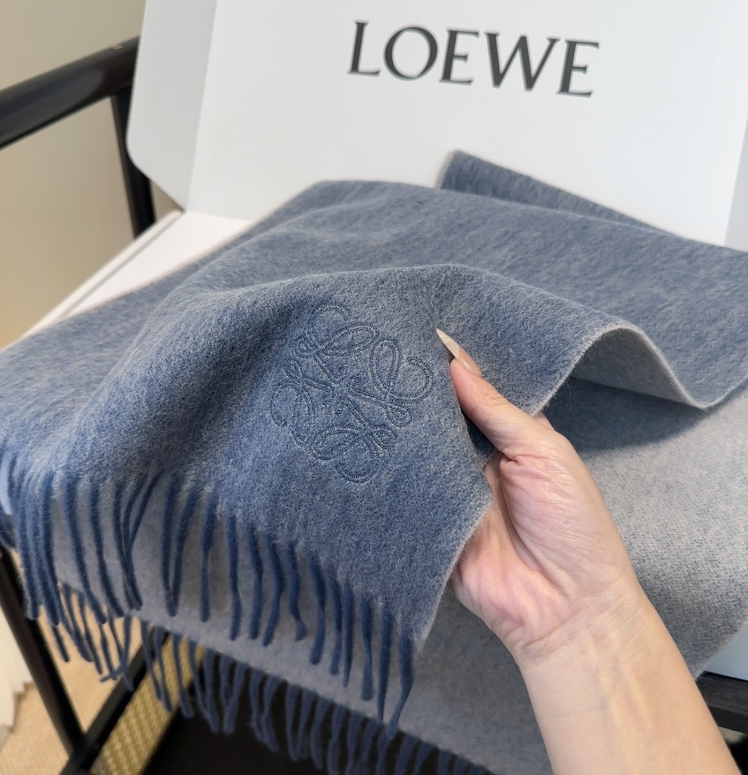 太美了😍罗意威 情侣款 美到要尖叫😱最新款🎊英伦欧美范儿 又是一款即时尚又实用的大围巾&长巾，🎆撞色的颜