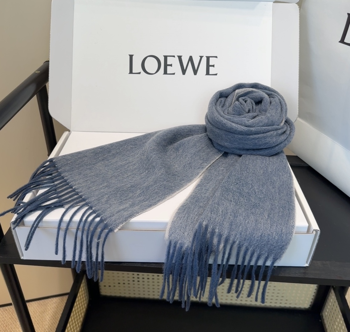 太美了😍罗意威 情侣款 美到要尖叫😱最新款🎊英伦欧美范儿 又是一款即时尚又实用的大围巾&长巾，🎆撞色的颜