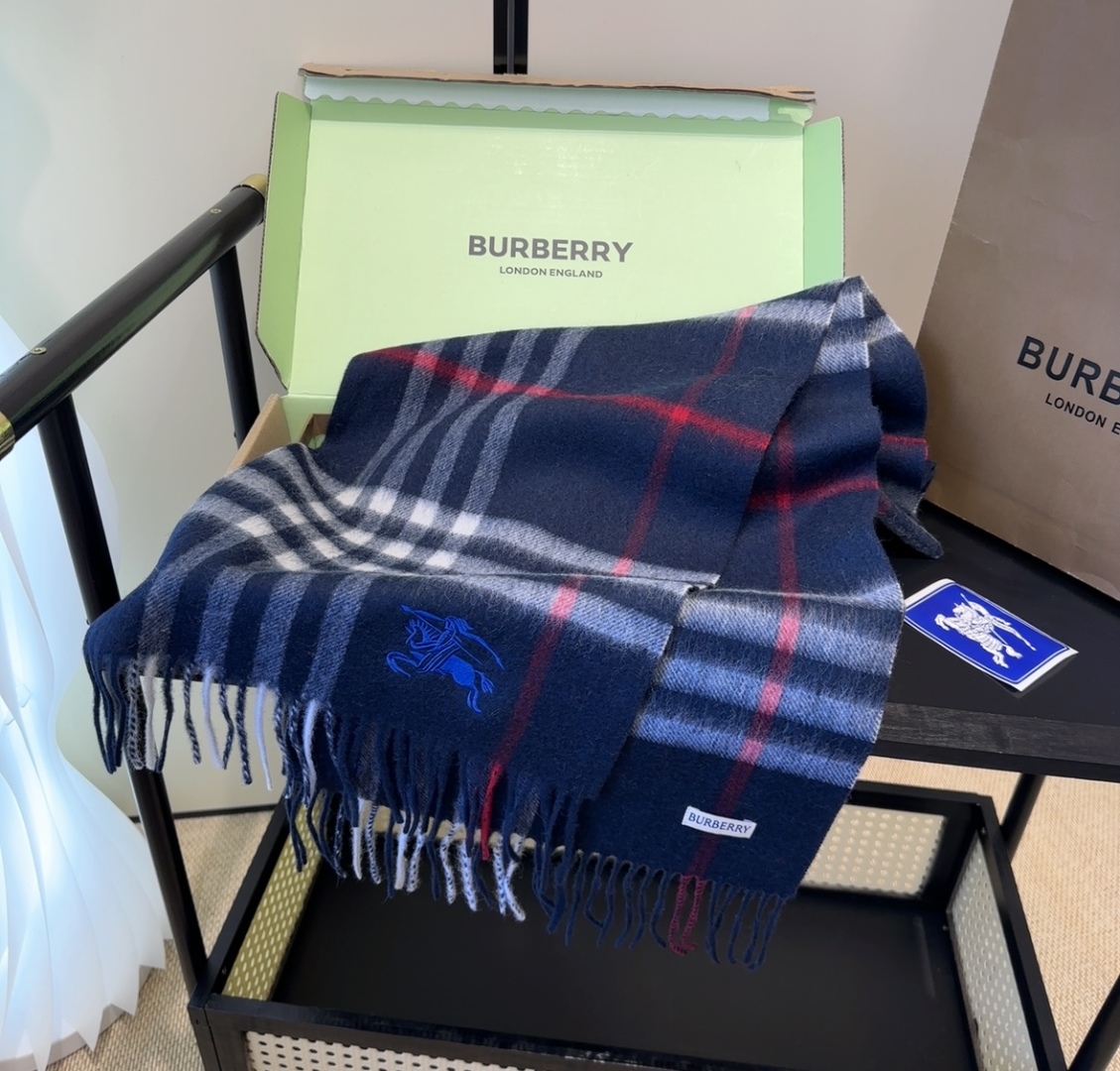 Burberry · 巴宝莉格子围巾❗️好看的要疯掉了，太有型太有魅力了❗️❗️非常斯文时尚的秋冬单品！