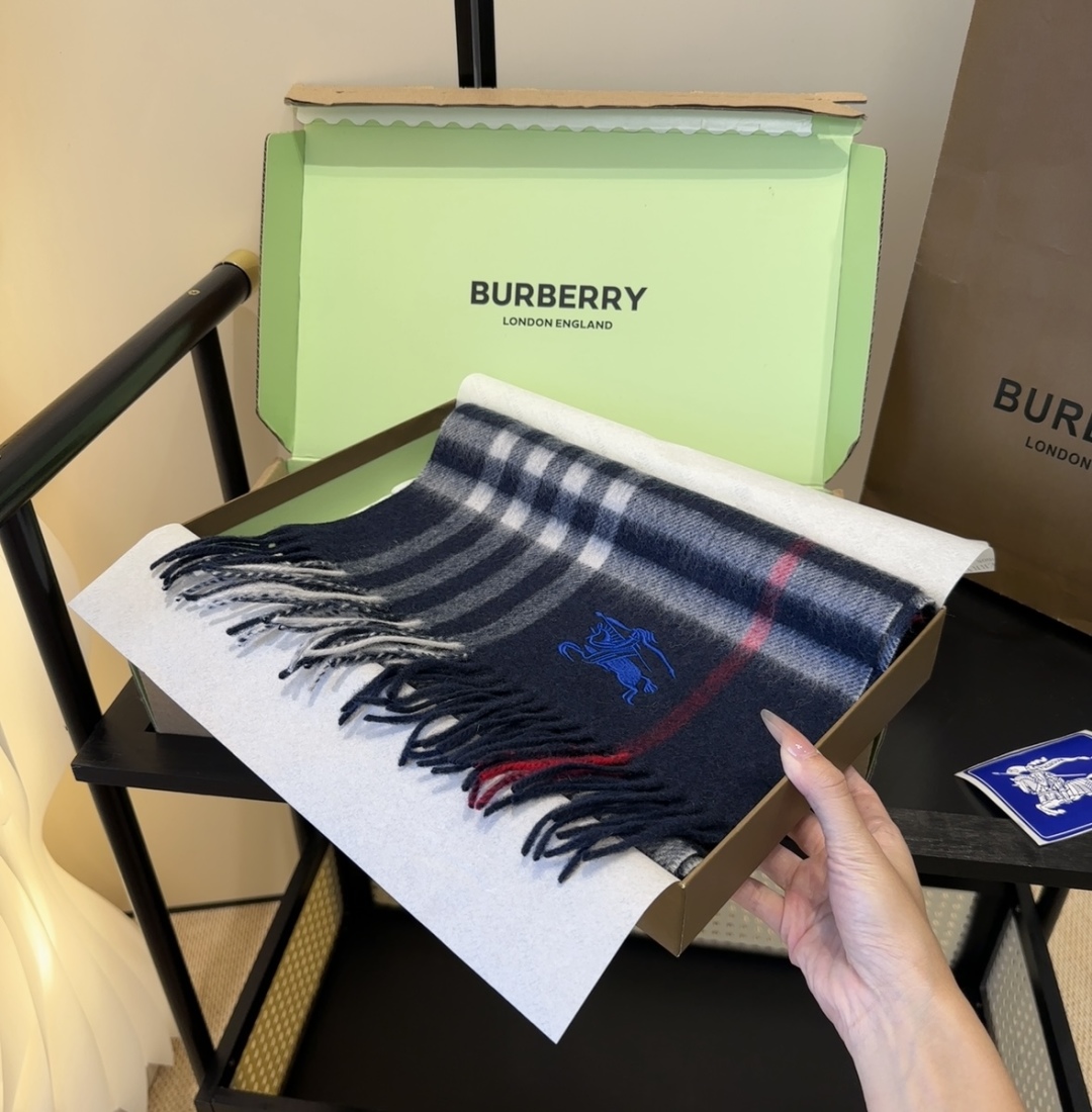Burberry · 巴宝莉格子围巾❗️好看的要疯掉了，太有型太有魅力了❗️❗️非常斯文时尚的秋冬单品！