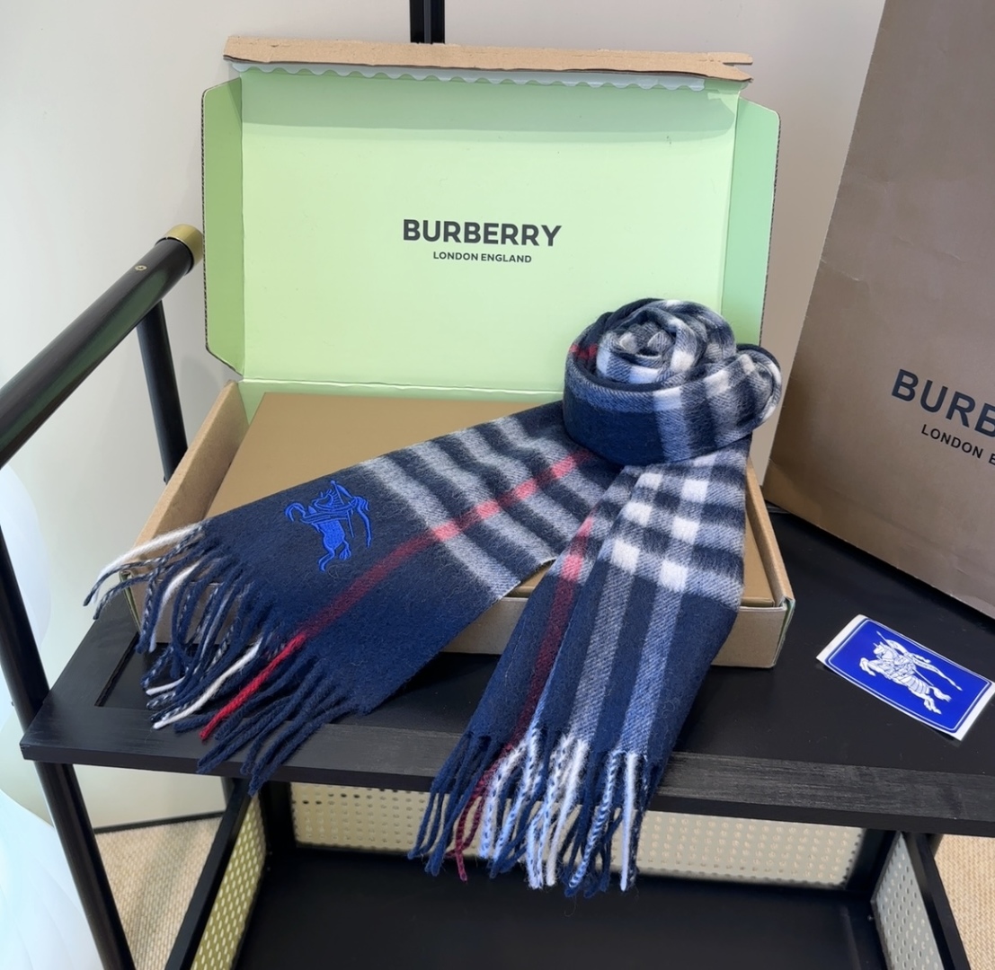 Burberry · 巴宝莉格子围巾❗️好看的要疯掉了，太有型太有魅力了❗️❗️非常斯文时尚的秋冬单品！