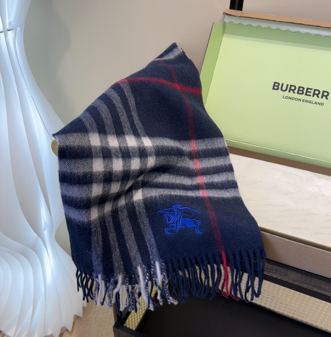 Burberry · 巴宝莉格子围巾❗️好看的要疯掉了，太有型太有魅力了❗️❗️非常斯文时尚的秋冬单品！
