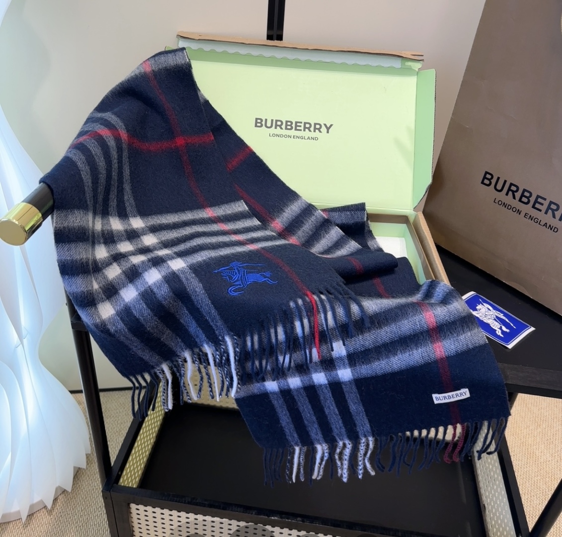Burberry · 巴宝莉格子围巾❗️好看的要疯掉了，太有型太有魅力了❗️❗️非常斯文时尚的秋冬单品！