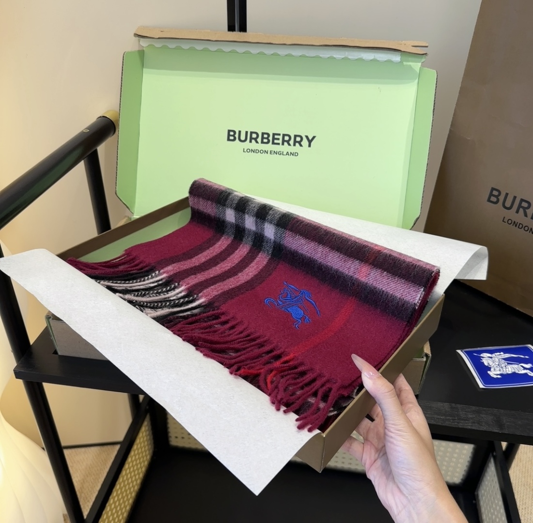 Burberry · 巴宝莉格子围巾❗️好看的要疯掉了，太有型太有魅力了❗️❗️非常斯文时尚的秋冬单品！