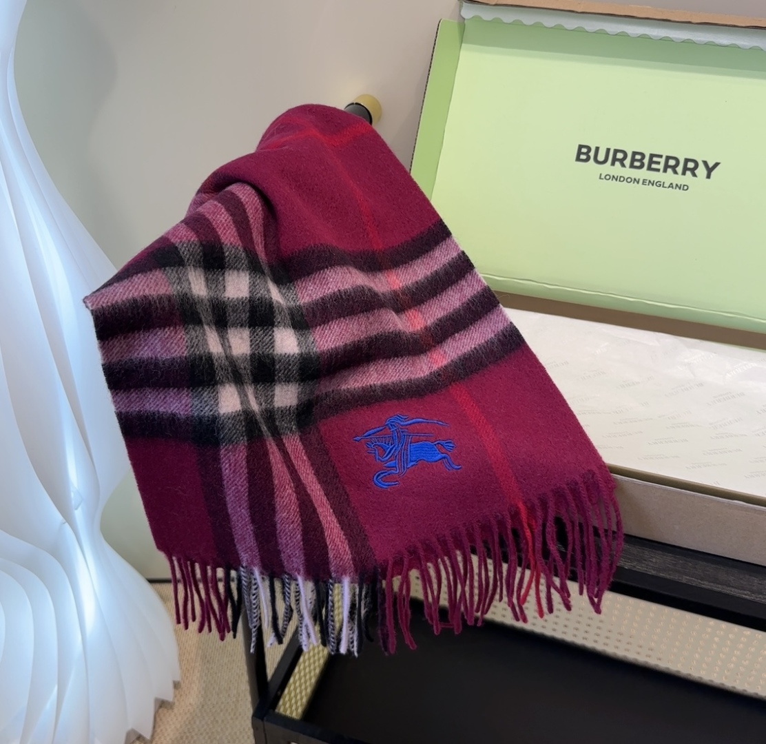 Burberry · 巴宝莉格子围巾❗️好看的要疯掉了，太有型太有魅力了❗️❗️非常斯文时尚的秋冬单品！