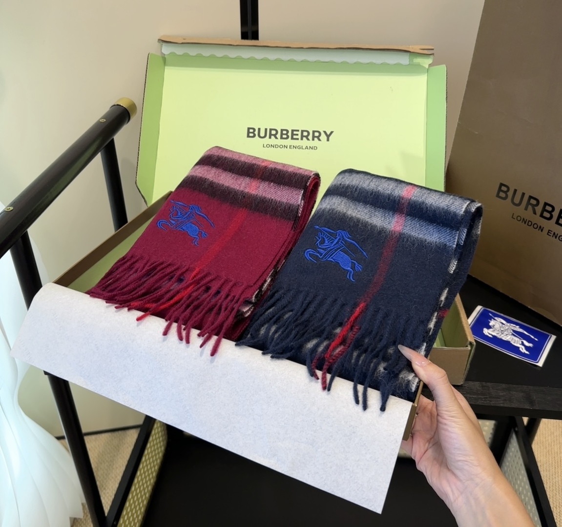Burberry · 巴宝莉格子围巾❗️好看的要疯掉了，太有型太有魅力了❗️❗️非常斯文时尚的秋冬单品！