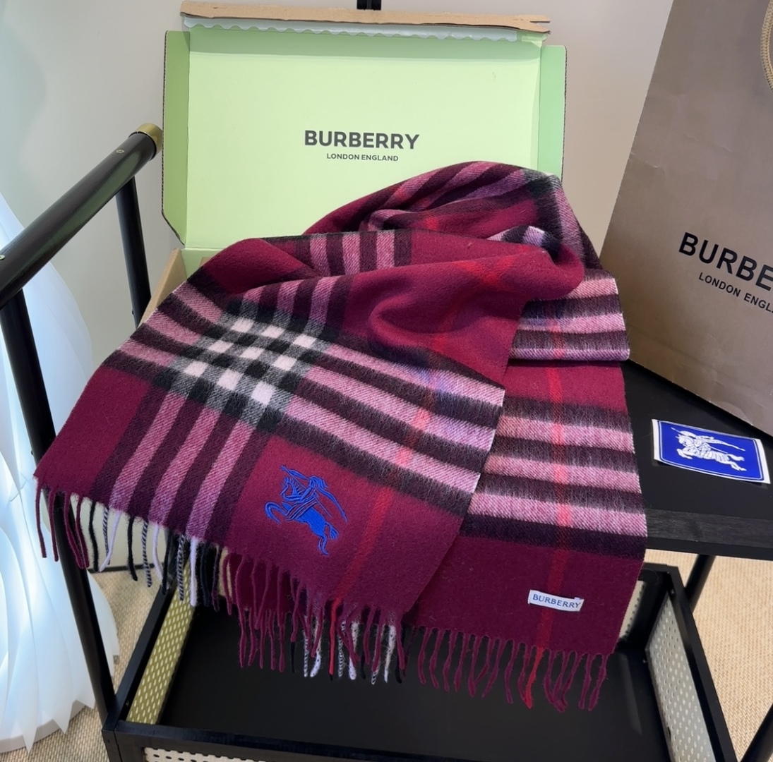 Burberry · 巴宝莉格子围巾❗️好看的要疯掉了，太有型太有魅力了❗️❗️非常斯文时尚的秋冬单品！