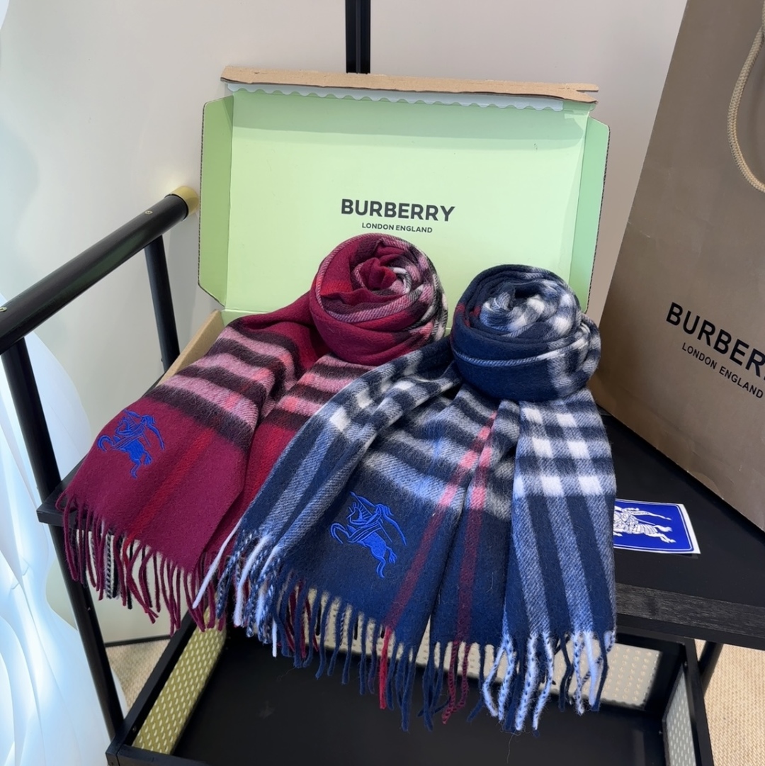 Burberry · 巴宝莉格子围巾❗️好看的要疯掉了，太有型太有魅力了❗️❗️非常斯文时尚的秋冬单品！