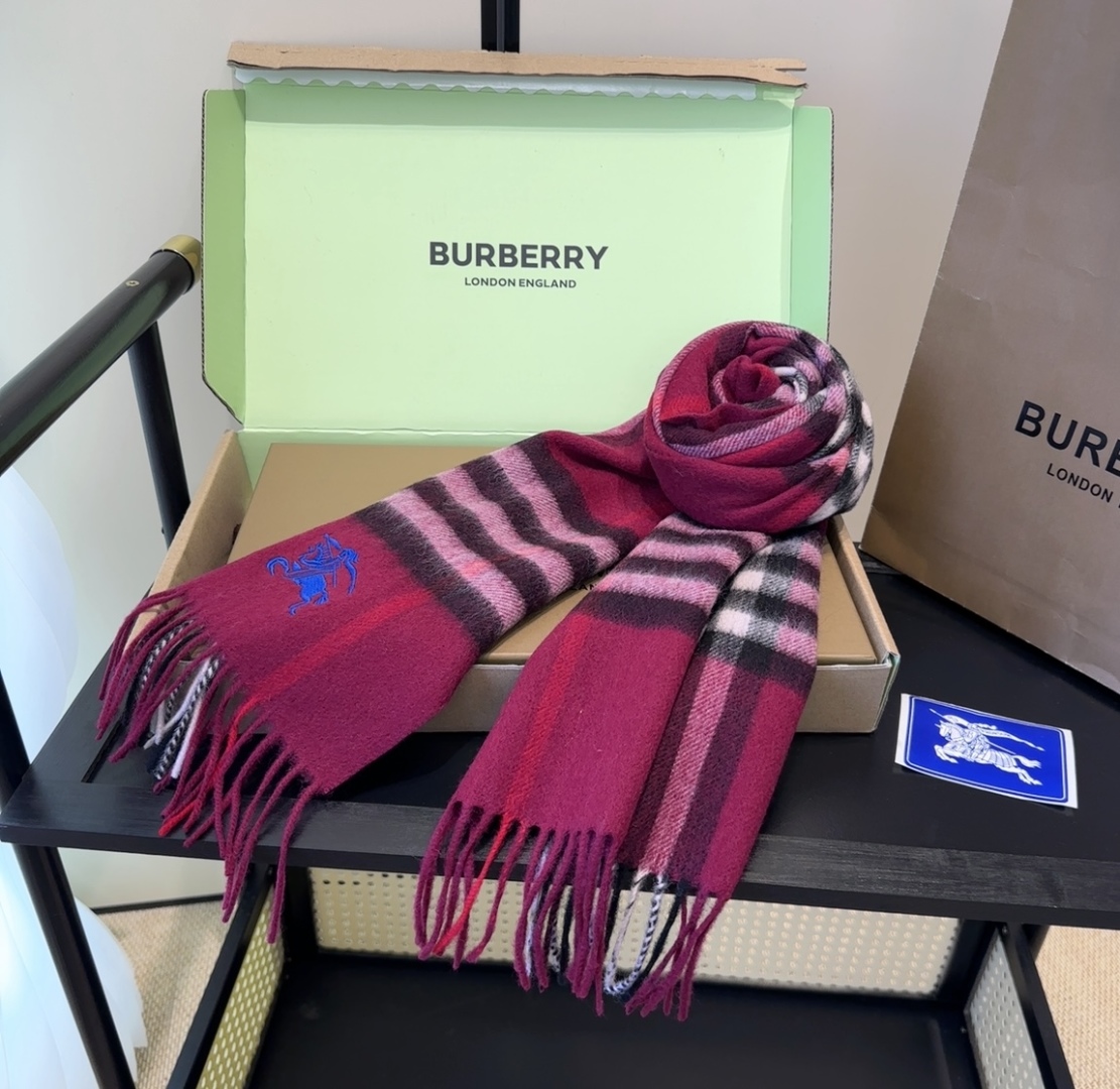 Burberry · 巴宝莉格子围巾❗️好看的要疯掉了，太有型太有魅力了❗️❗️非常斯文时尚的秋冬单品！