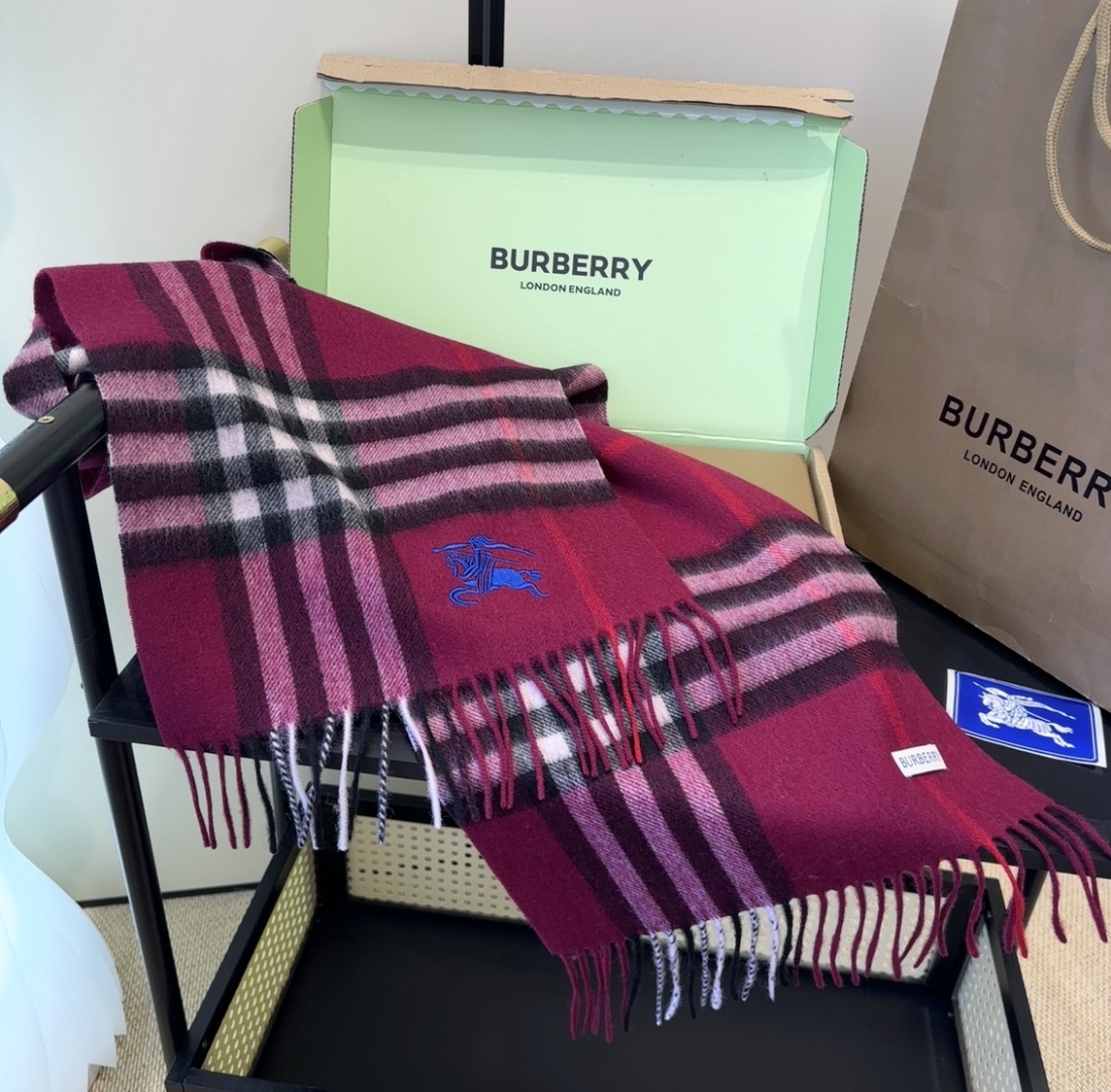 Burberry · 巴宝莉格子围巾❗️好看的要疯掉了，太有型太有魅力了❗️❗️非常斯文时尚的秋冬单品！