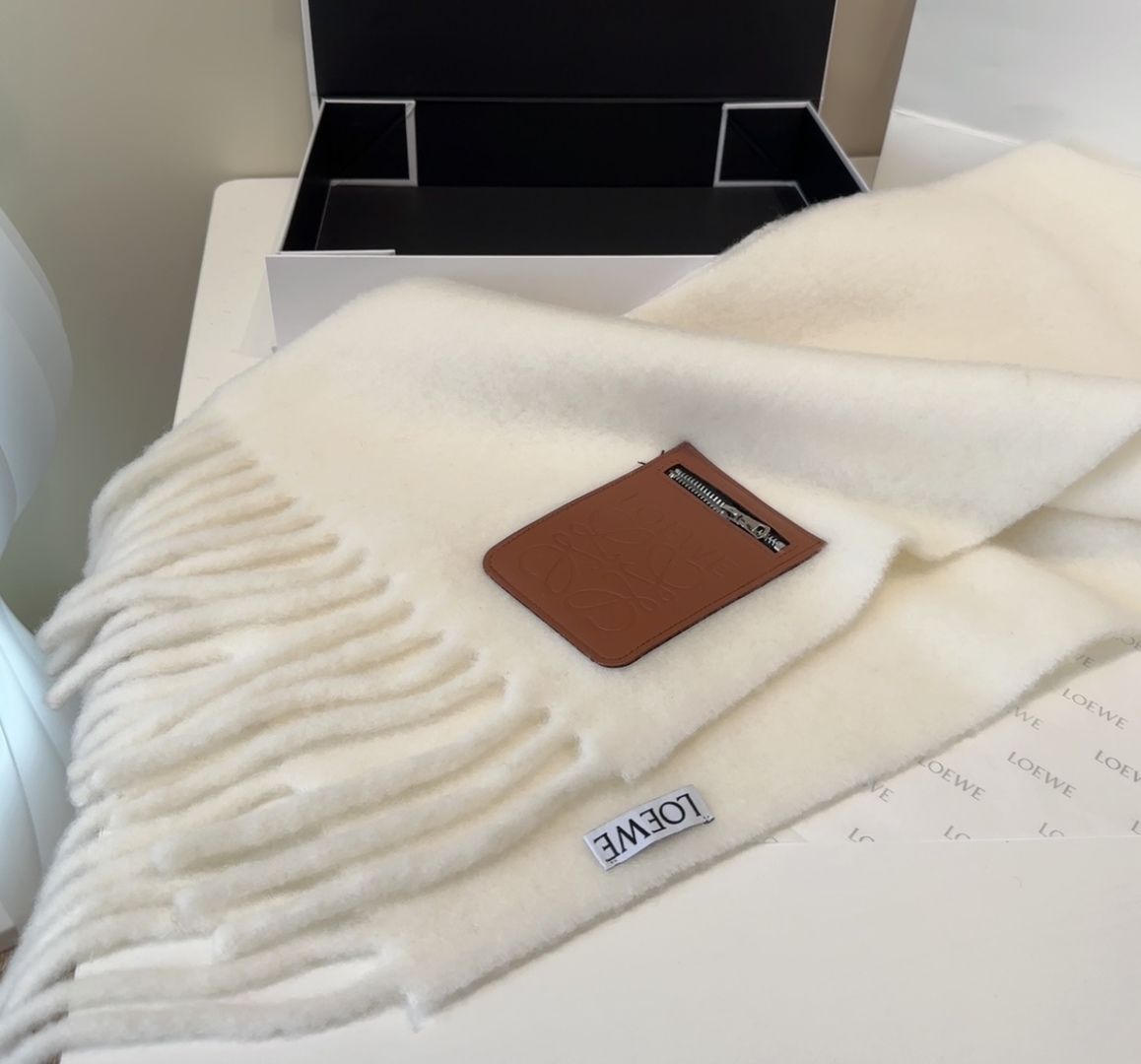 ▪❤️️罗意威超美新款马海毛围巾！超级推荐入手！】质感好货！主打的马海毛围巾~据说超难买哦！！打了好多次