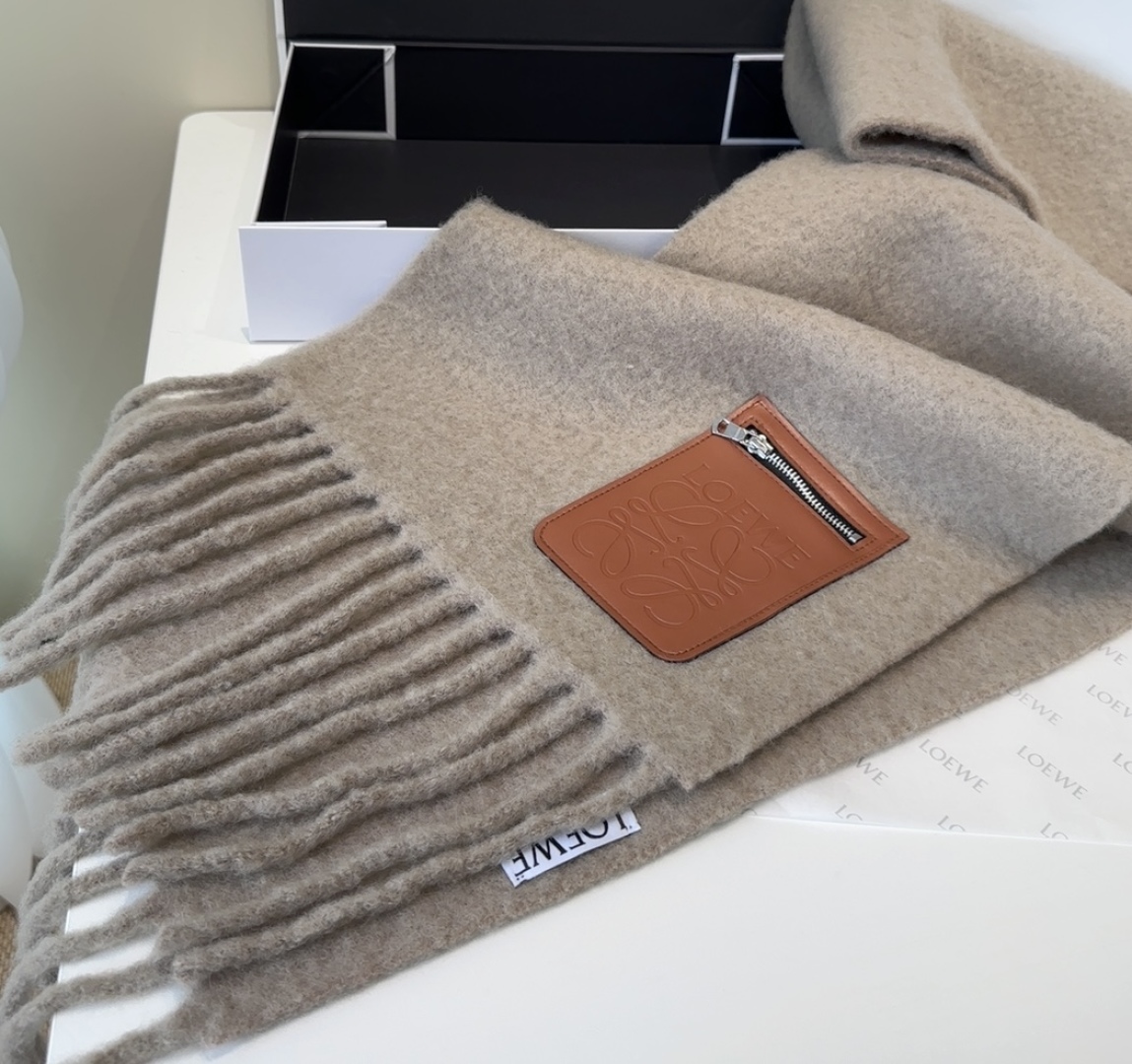 ▪❤️️罗意威超美新款马海毛围巾！超级推荐入手！】质感好货！主打的马海毛围巾~据说超难买哦！！打了好多次