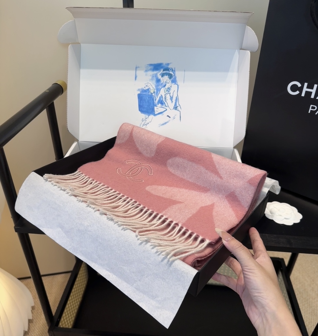 【▪Chanel · 香奈儿难得一见的温柔配色，超级迷恋❗️气质低调恬静又不失优雅❗️】重点推荐❗️高级