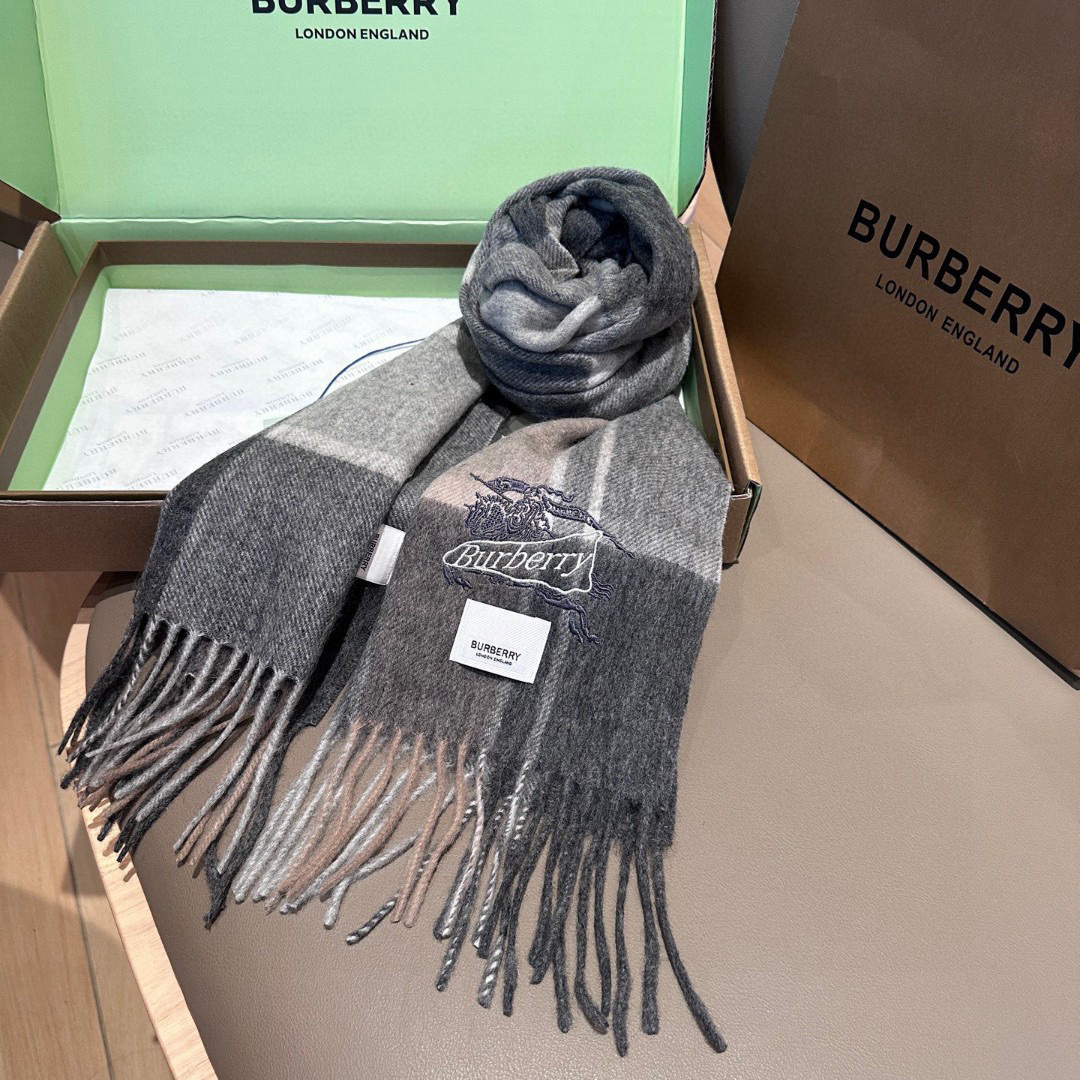 Burberry · 巴宝莉格子围巾❗️好看的要疯掉了，太有型太有魅力了❗️❗️非常斯文时尚的秋冬单品！