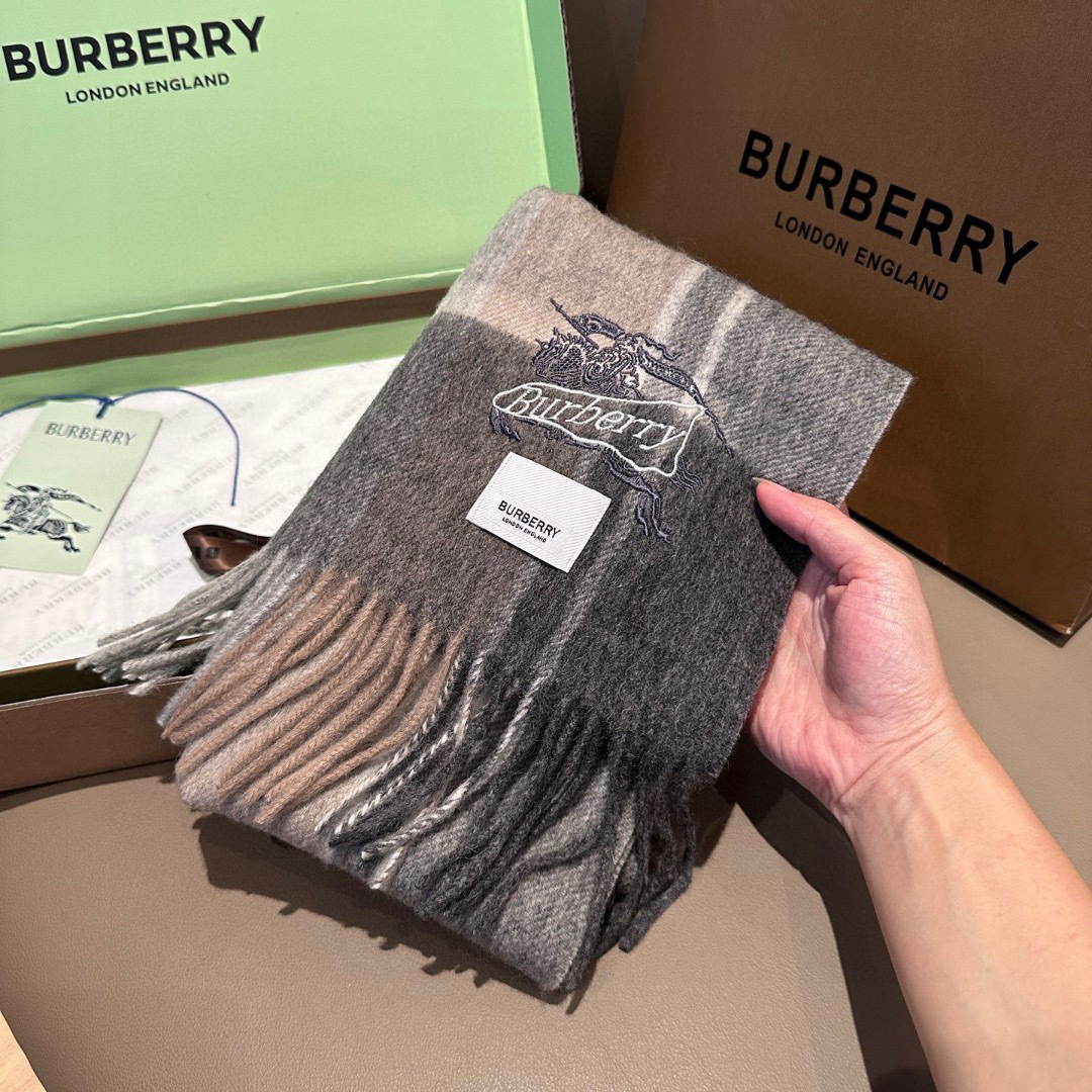 Burberry · 巴宝莉格子围巾❗️好看的要疯掉了，太有型太有魅力了❗️❗️非常斯文时尚的秋冬单品！