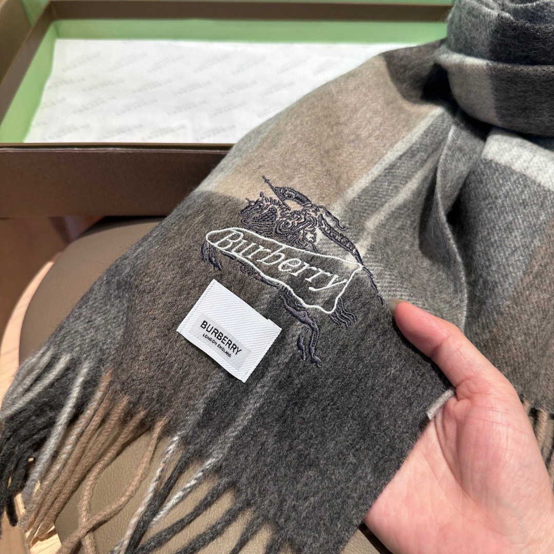 Burberry · 巴宝莉格子围巾❗️好看的要疯掉了，太有型太有魅力了❗️❗️非常斯文时尚的秋冬单品！