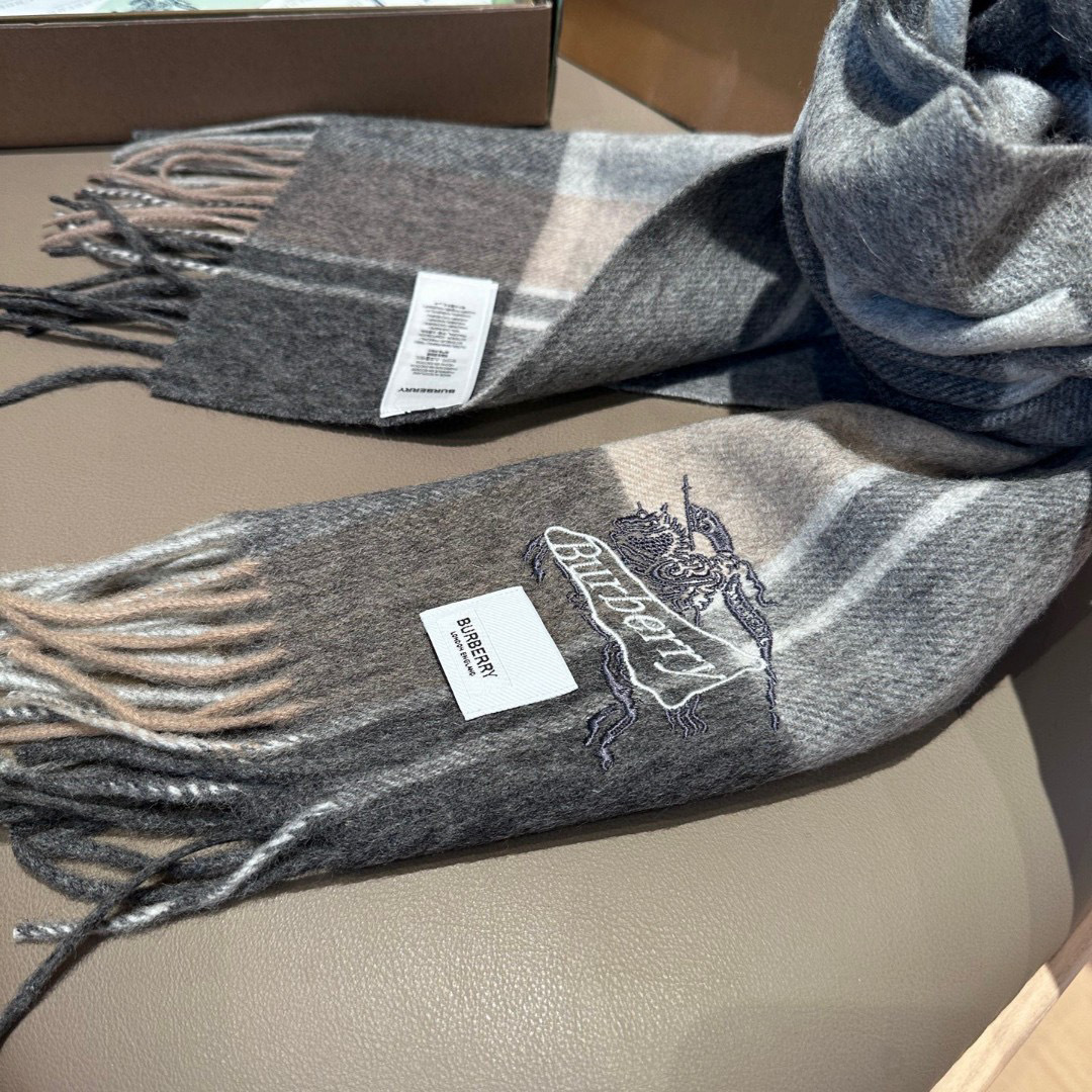 Burberry · 巴宝莉格子围巾❗️好看的要疯掉了，太有型太有魅力了❗️❗️非常斯文时尚的秋冬单品！