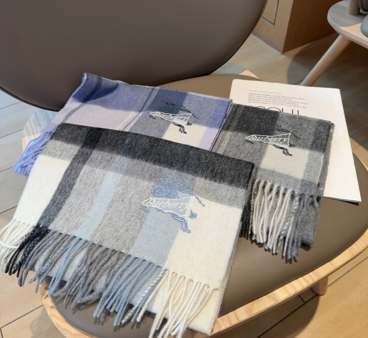 Burberry · 巴宝莉围巾❗️好看的要疯掉了，太有型太有魅力了❗️❗️非常斯文时尚的秋冬单品！真的