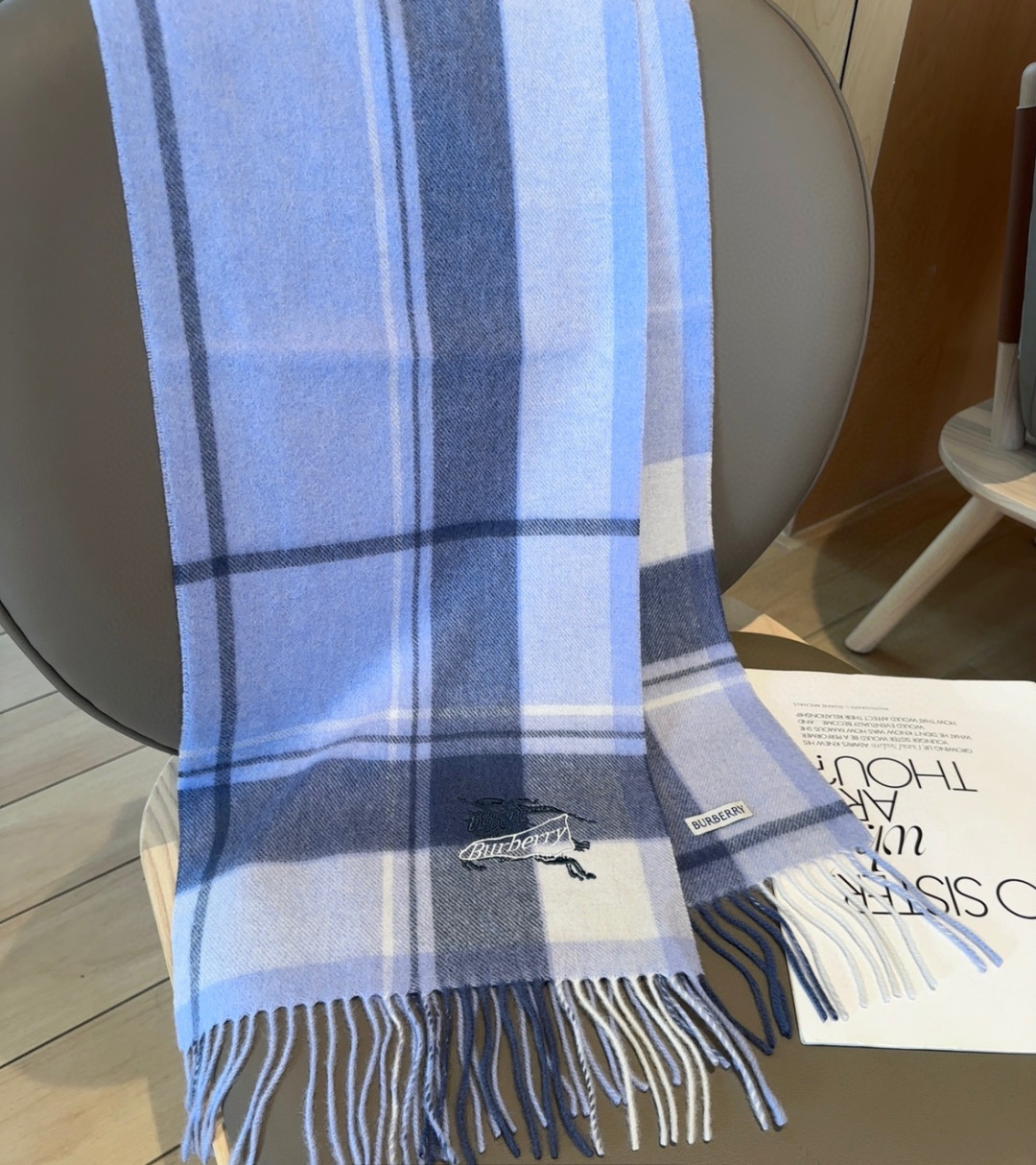 Burberry · 巴宝莉围巾❗️好看的要疯掉了，太有型太有魅力了❗️❗️非常斯文时尚的秋冬单品！真的