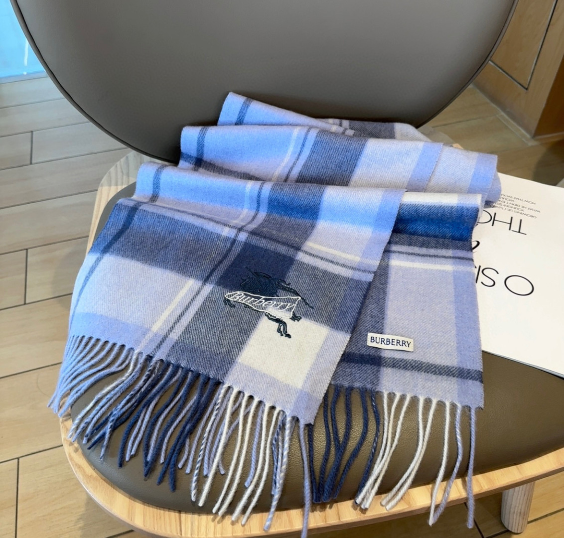 Burberry · 巴宝莉围巾❗️好看的要疯掉了，太有型太有魅力了❗️❗️非常斯文时尚的秋冬单品！真的