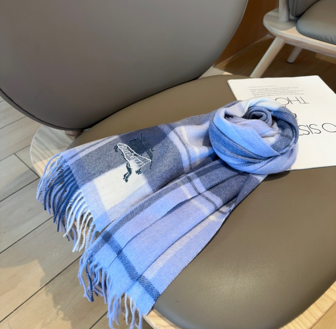Burberry · 巴宝莉围巾❗️好看的要疯掉了，太有型太有魅力了❗️❗️非常斯文时尚的秋冬单品！真的
