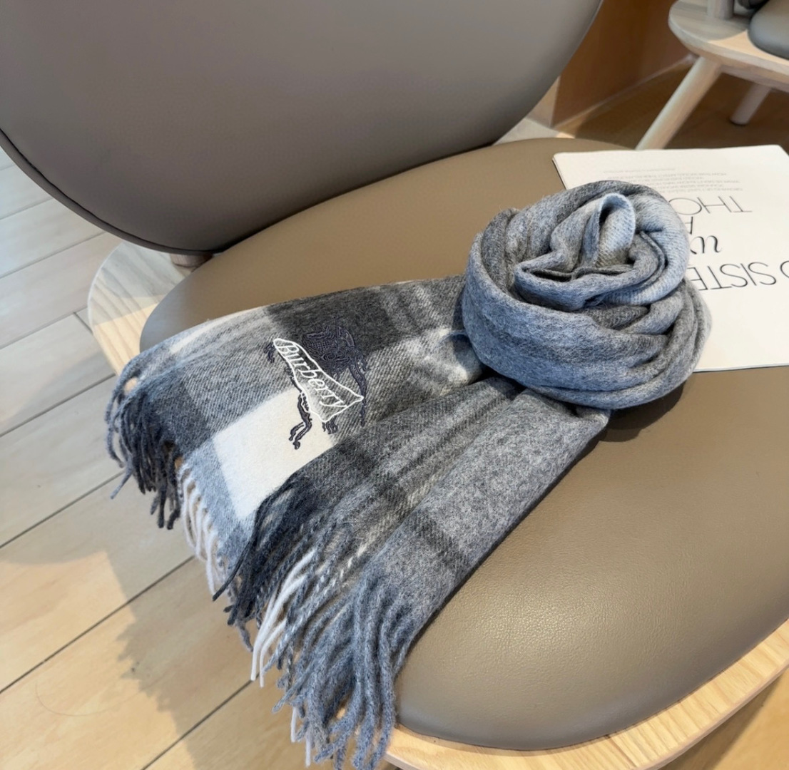 Burberry · 巴宝莉围巾❗️好看的要疯掉了，太有型太有魅力了❗️❗️非常斯文时尚的秋冬单品！真的