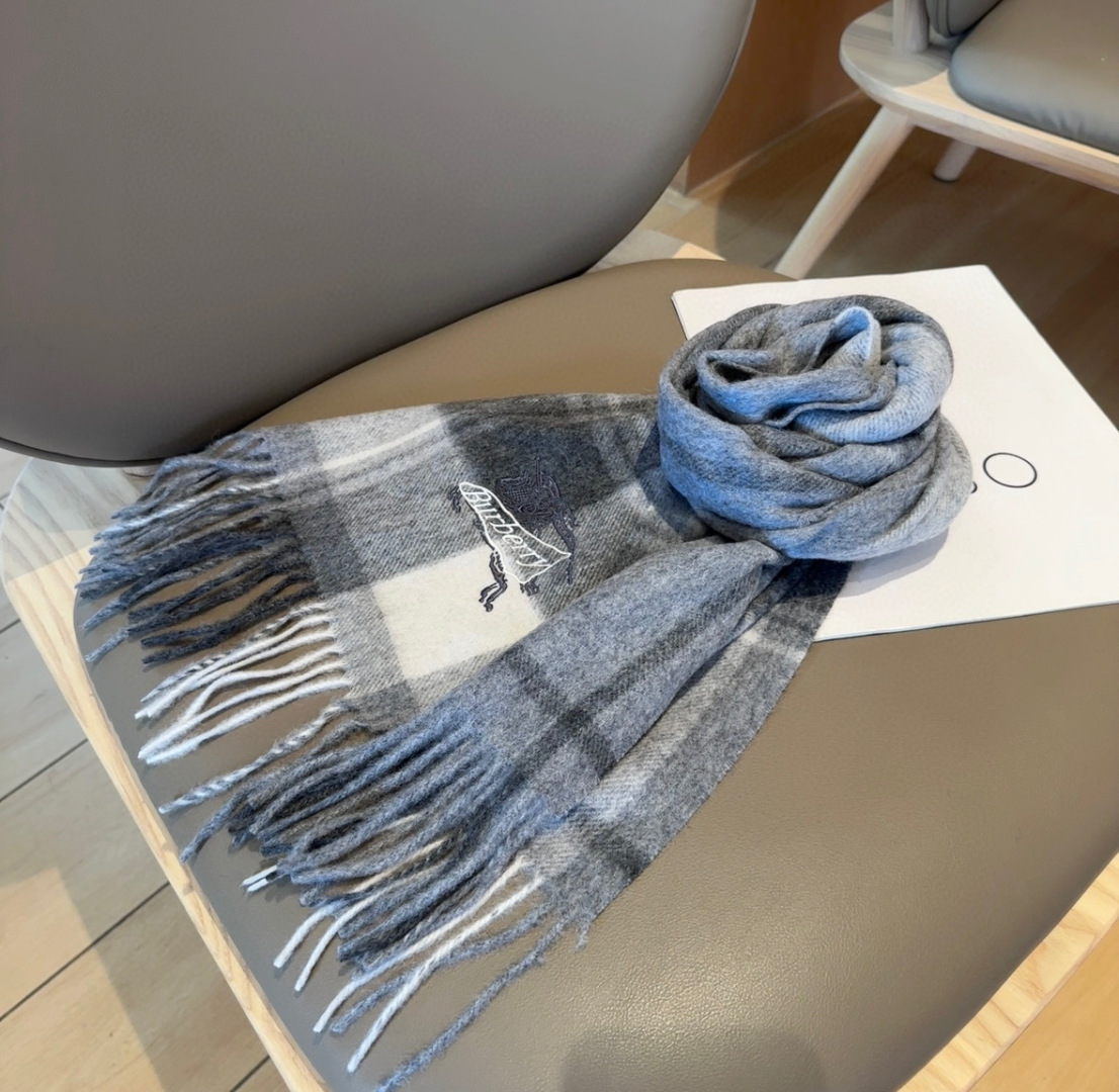 Burberry · 巴宝莉围巾❗️好看的要疯掉了，太有型太有魅力了❗️❗️非常斯文时尚的秋冬单品！真的