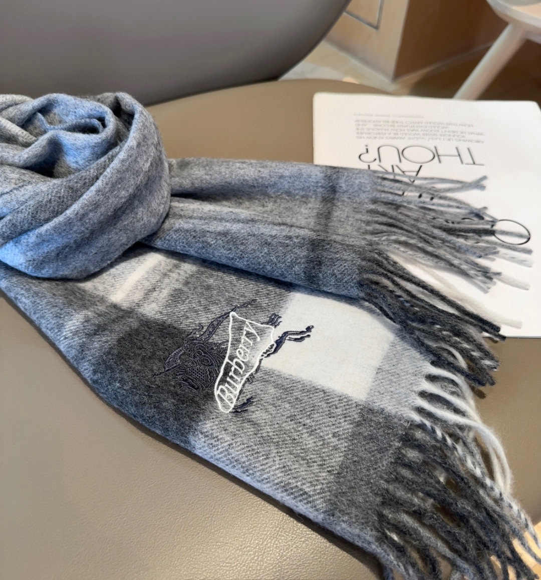 Burberry · 巴宝莉围巾❗️好看的要疯掉了，太有型太有魅力了❗️❗️非常斯文时尚的秋冬单品！真的