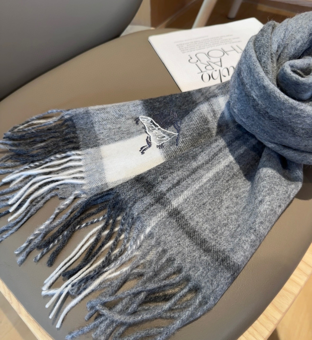 Burberry · 巴宝莉围巾❗️好看的要疯掉了，太有型太有魅力了❗️❗️非常斯文时尚的秋冬单品！真的