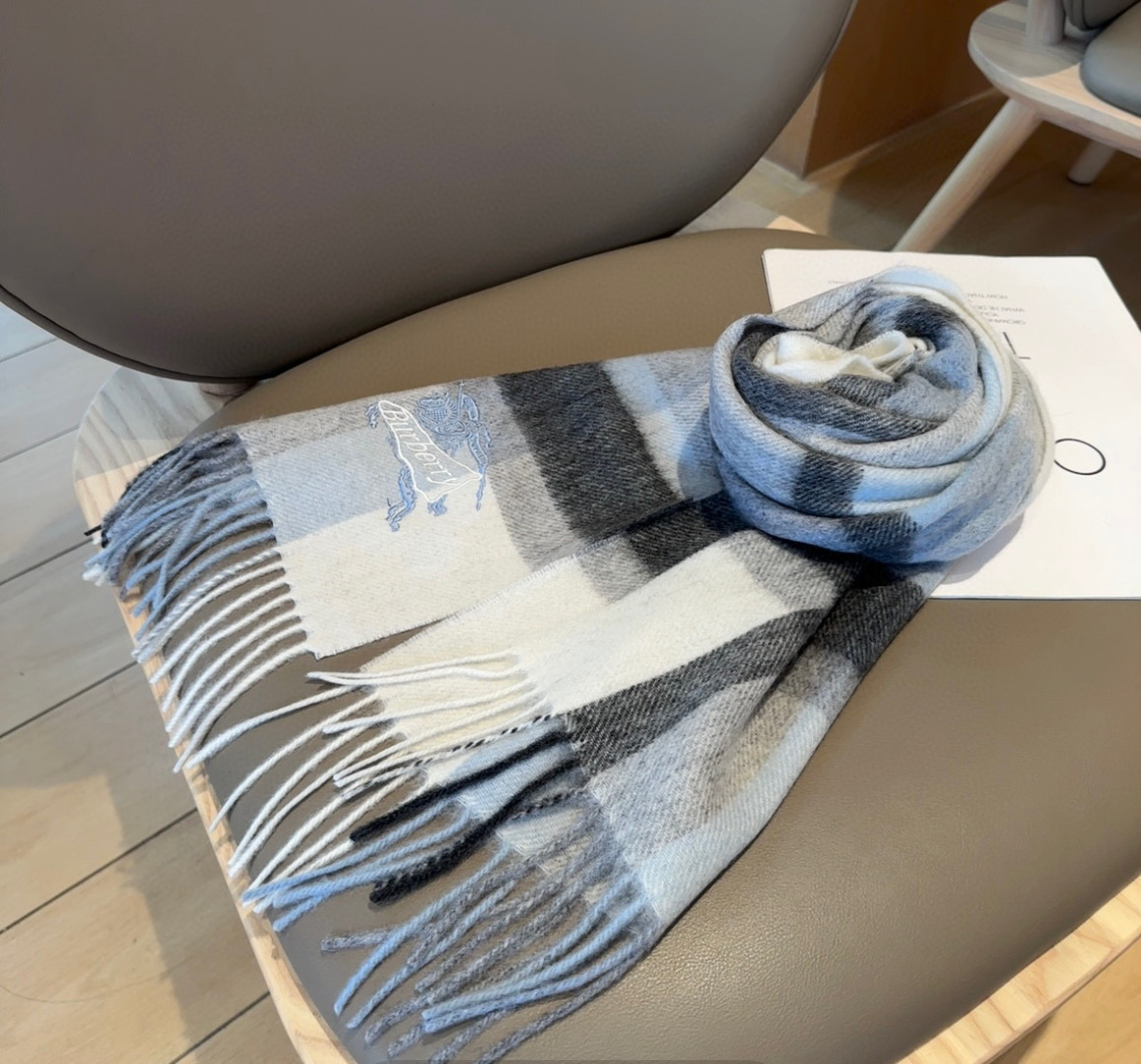 Burberry · 巴宝莉围巾❗️好看的要疯掉了，太有型太有魅力了❗️❗️非常斯文时尚的秋冬单品！真的