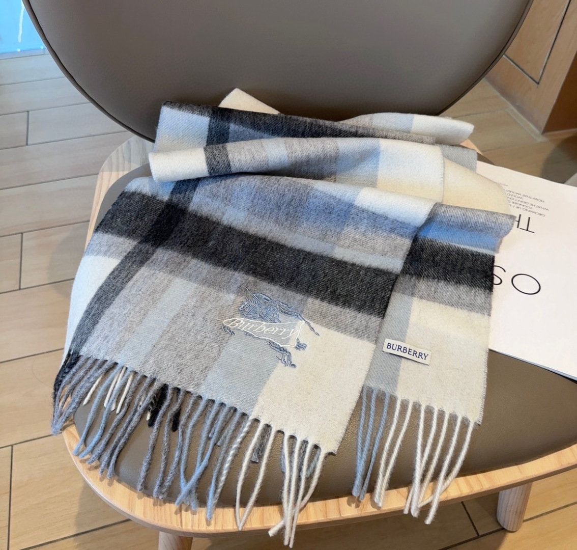 Burberry · 巴宝莉围巾❗️好看的要疯掉了，太有型太有魅力了❗️❗️非常斯文时尚的秋冬单品！真的