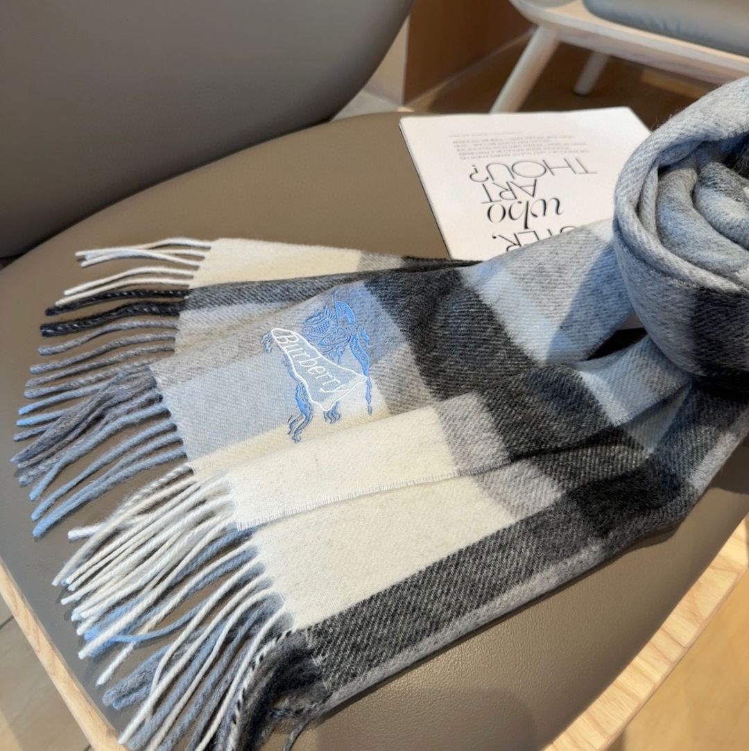 Burberry · 巴宝莉围巾❗️好看的要疯掉了，太有型太有魅力了❗️❗️非常斯文时尚的秋冬单品！真的