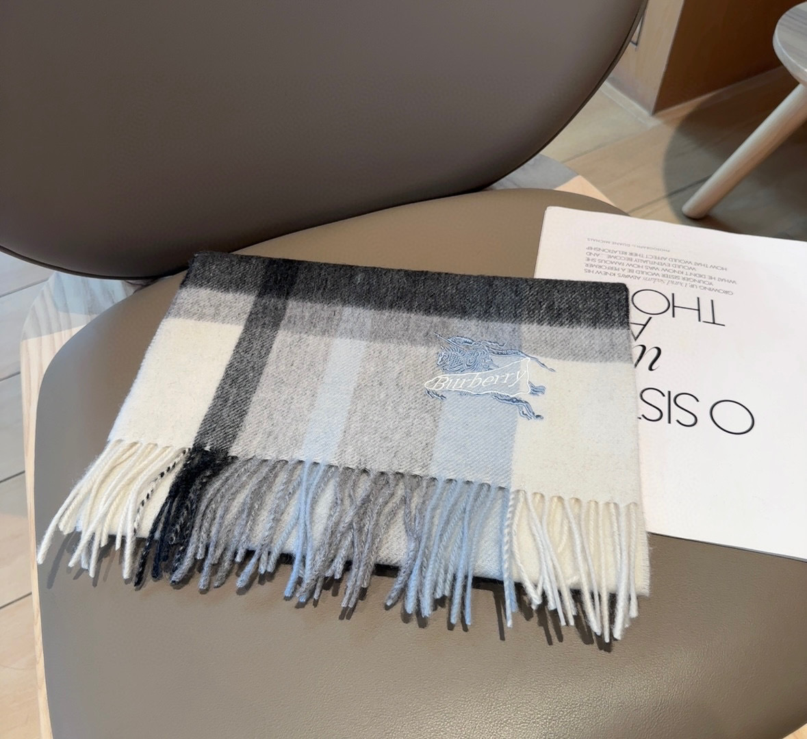 Burberry · 巴宝莉围巾❗️好看的要疯掉了，太有型太有魅力了❗️❗️非常斯文时尚的秋冬单品！真的