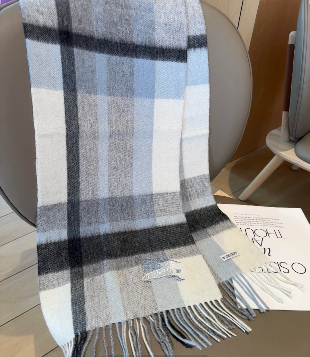 Burberry · 巴宝莉围巾❗️好看的要疯掉了，太有型太有魅力了❗️❗️非常斯文时尚的秋冬单品！真的