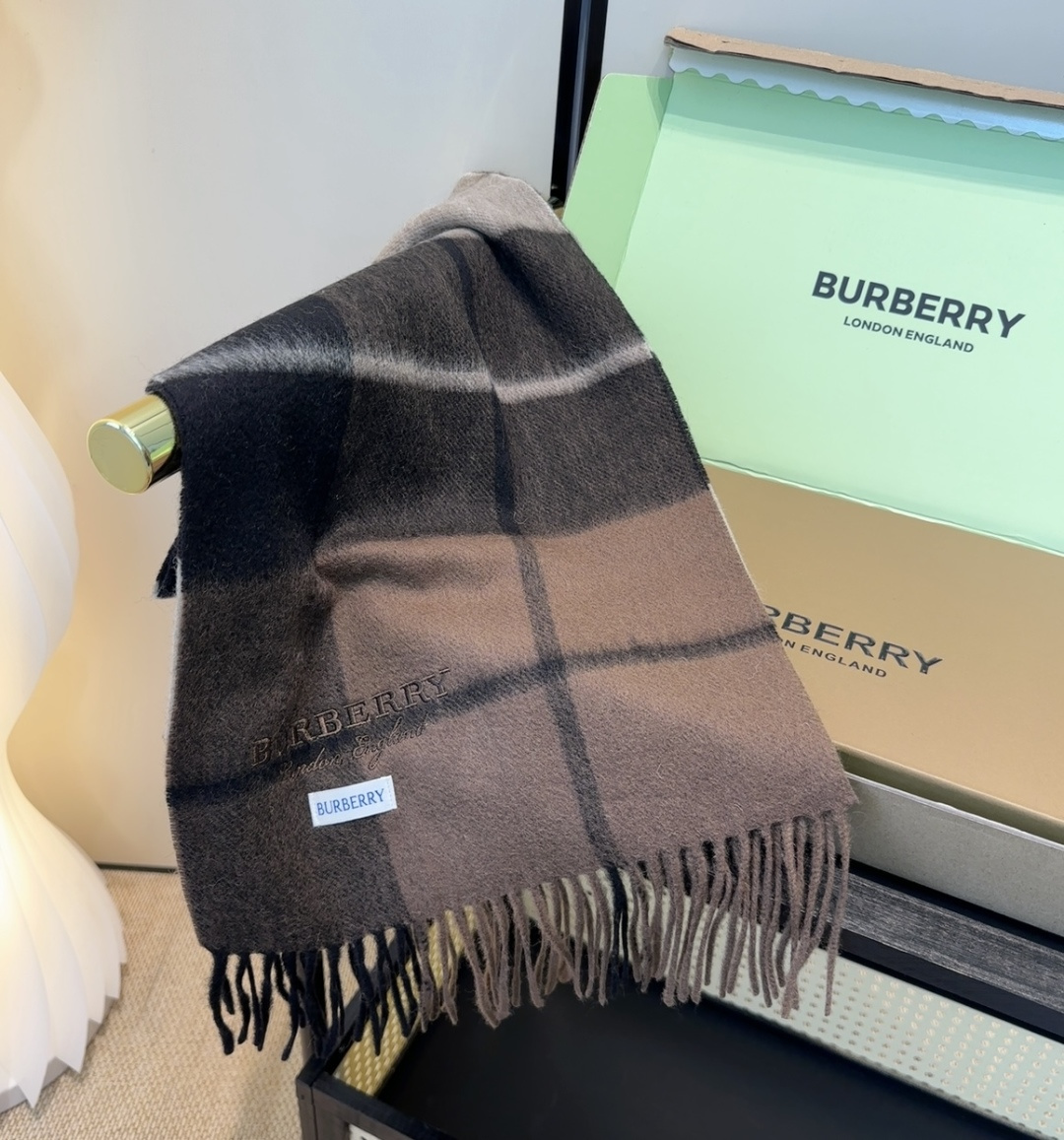 Burberry · 巴宝莉围巾❗️好看的要疯掉了，太有型太有魅力了❗️❗️非常斯文时尚的秋冬单品！真的
