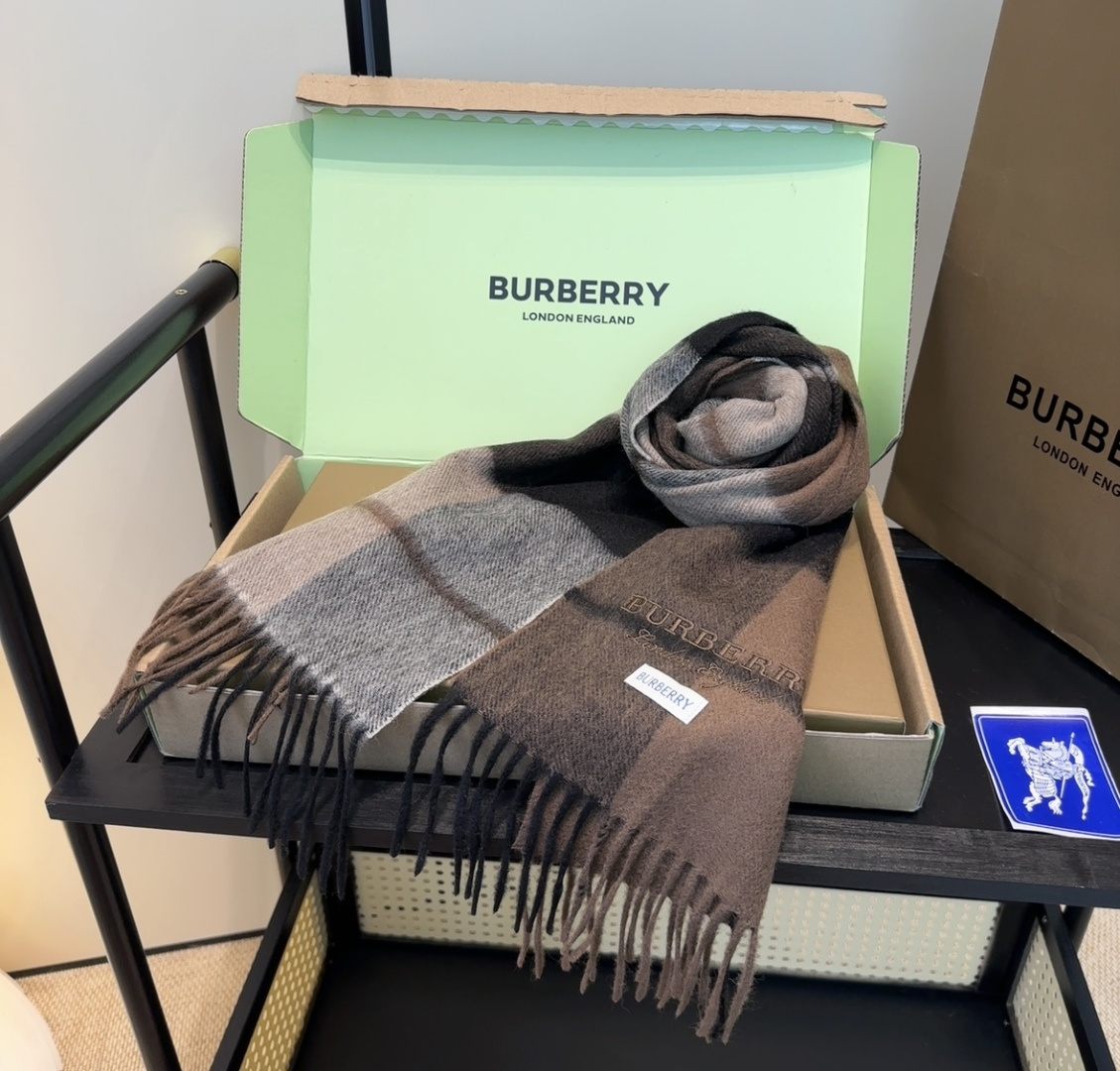 Burberry · 巴宝莉围巾❗️好看的要疯掉了，太有型太有魅力了❗️❗️非常斯文时尚的秋冬单品！真的