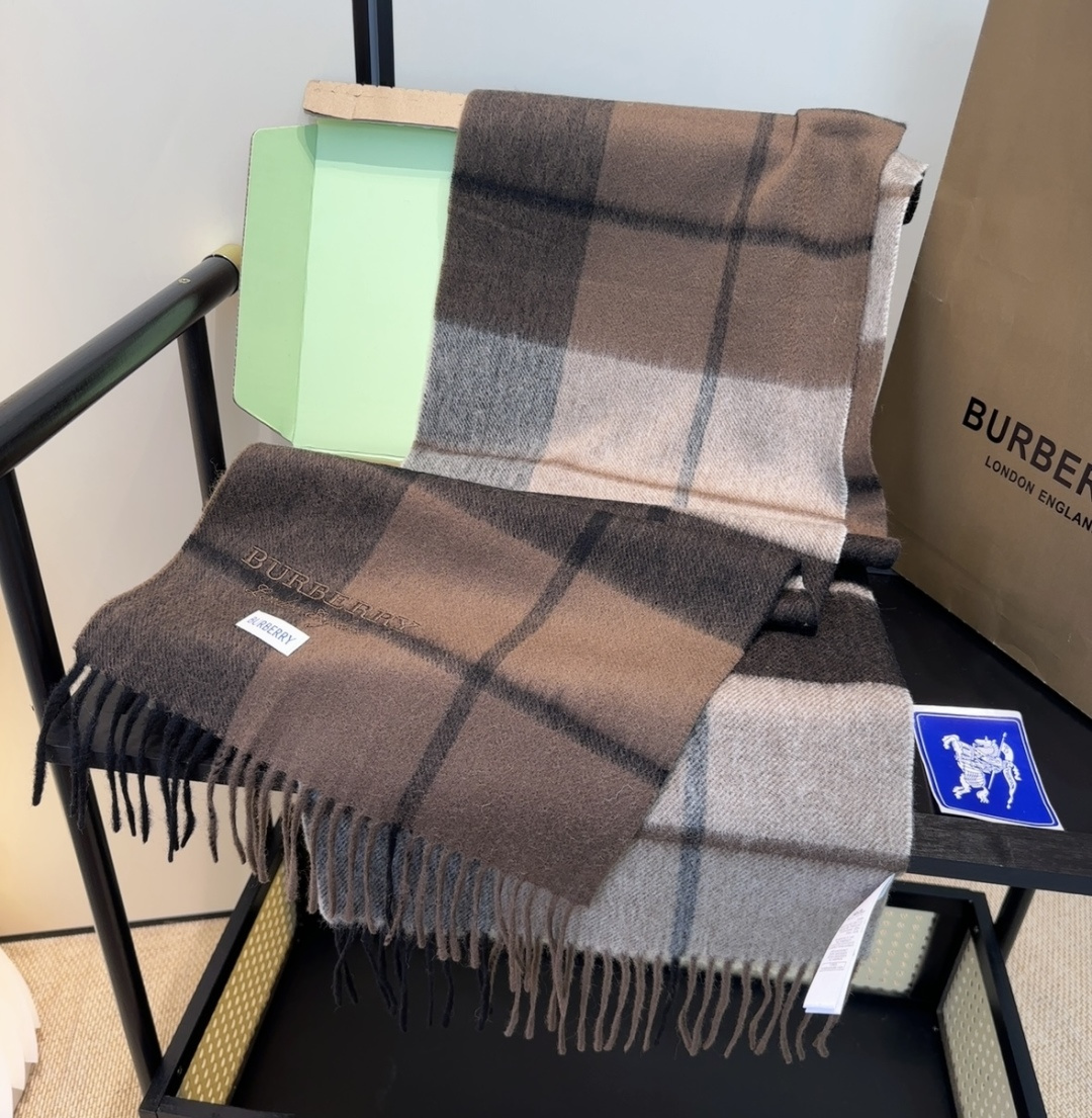 Burberry · 巴宝莉围巾❗️好看的要疯掉了，太有型太有魅力了❗️❗️非常斯文时尚的秋冬单品！真的