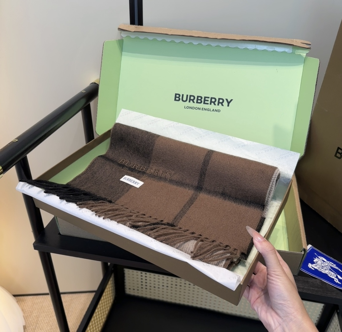 Burberry · 巴宝莉围巾❗️好看的要疯掉了，太有型太有魅力了❗️❗️非常斯文时尚的秋冬单品！真的