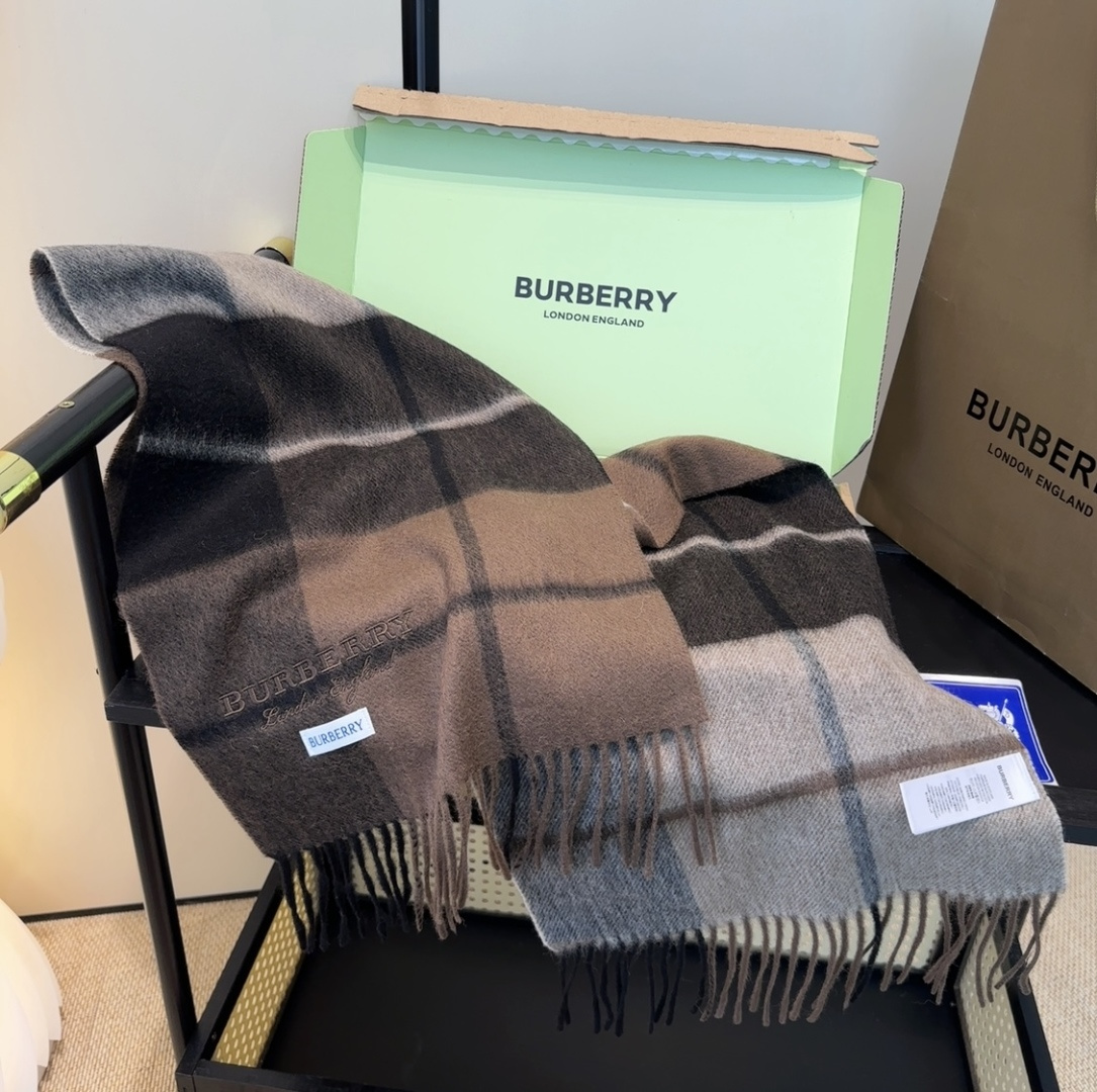 Burberry · 巴宝莉围巾❗️好看的要疯掉了，太有型太有魅力了❗️❗️非常斯文时尚的秋冬单品！真的