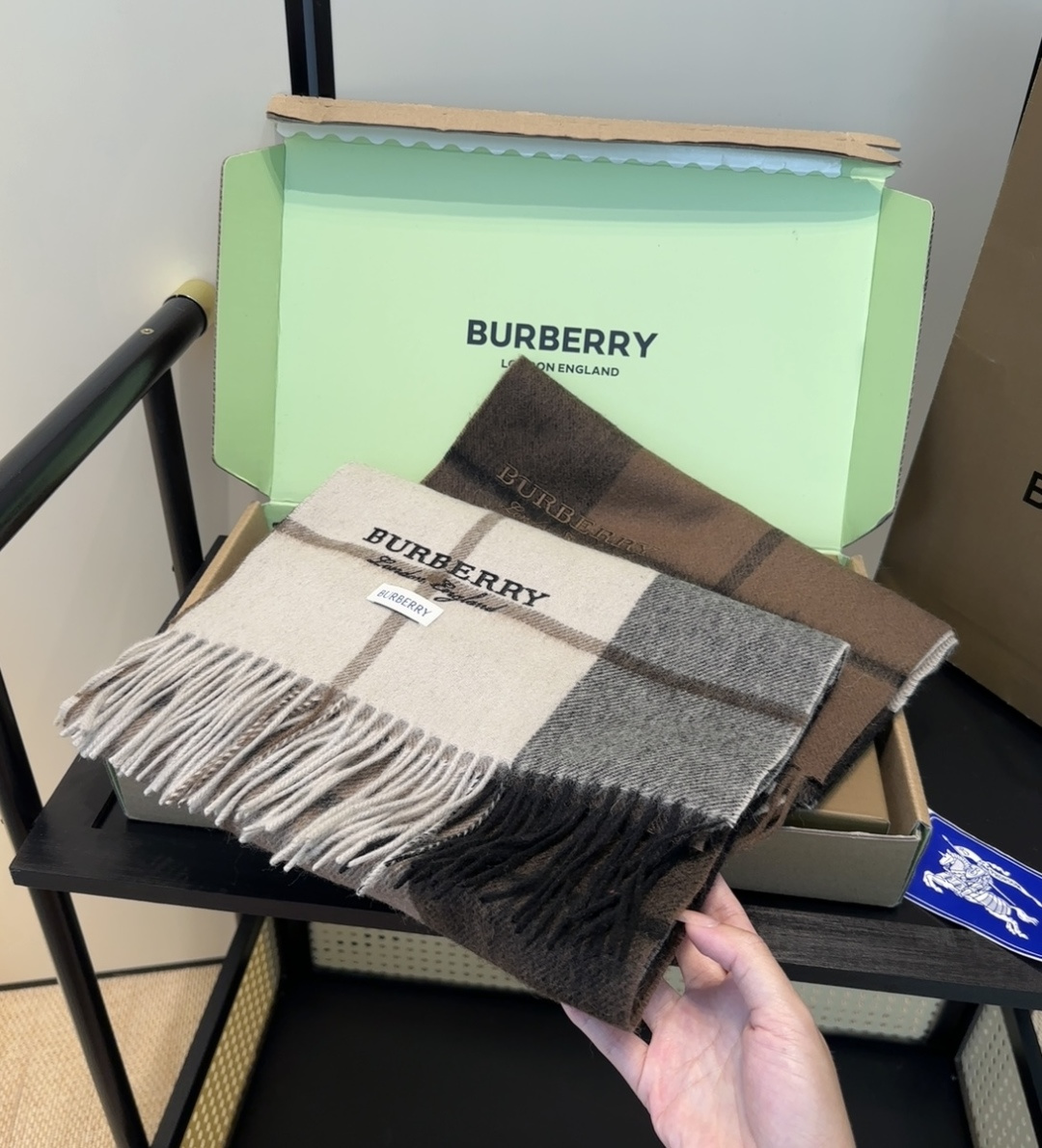 Burberry · 巴宝莉围巾❗️好看的要疯掉了，太有型太有魅力了❗️❗️非常斯文时尚的秋冬单品！真的