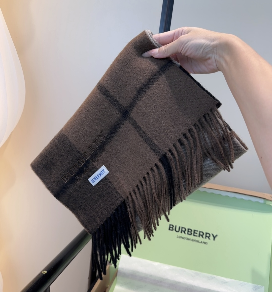Burberry · 巴宝莉围巾❗️好看的要疯掉了，太有型太有魅力了❗️❗️非常斯文时尚的秋冬单品！真的