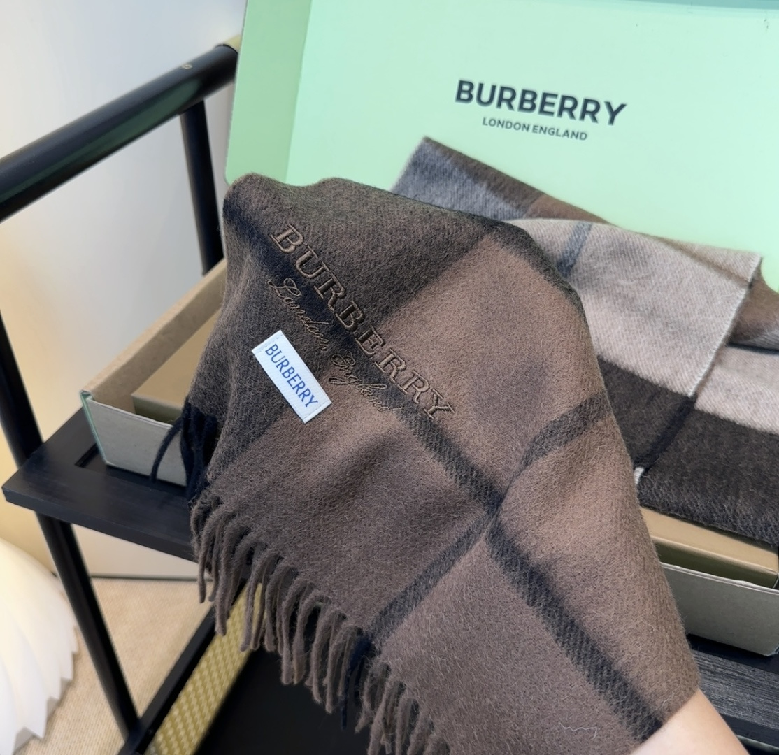Burberry · 巴宝莉围巾❗️好看的要疯掉了，太有型太有魅力了❗️❗️非常斯文时尚的秋冬单品！真的