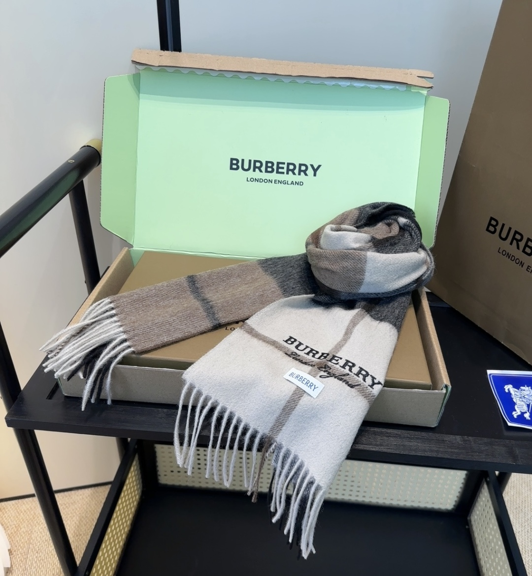 Burberry · 巴宝莉围巾❗️好看的要疯掉了，太有型太有魅力了❗️❗️非常斯文时尚的秋冬单品！真的