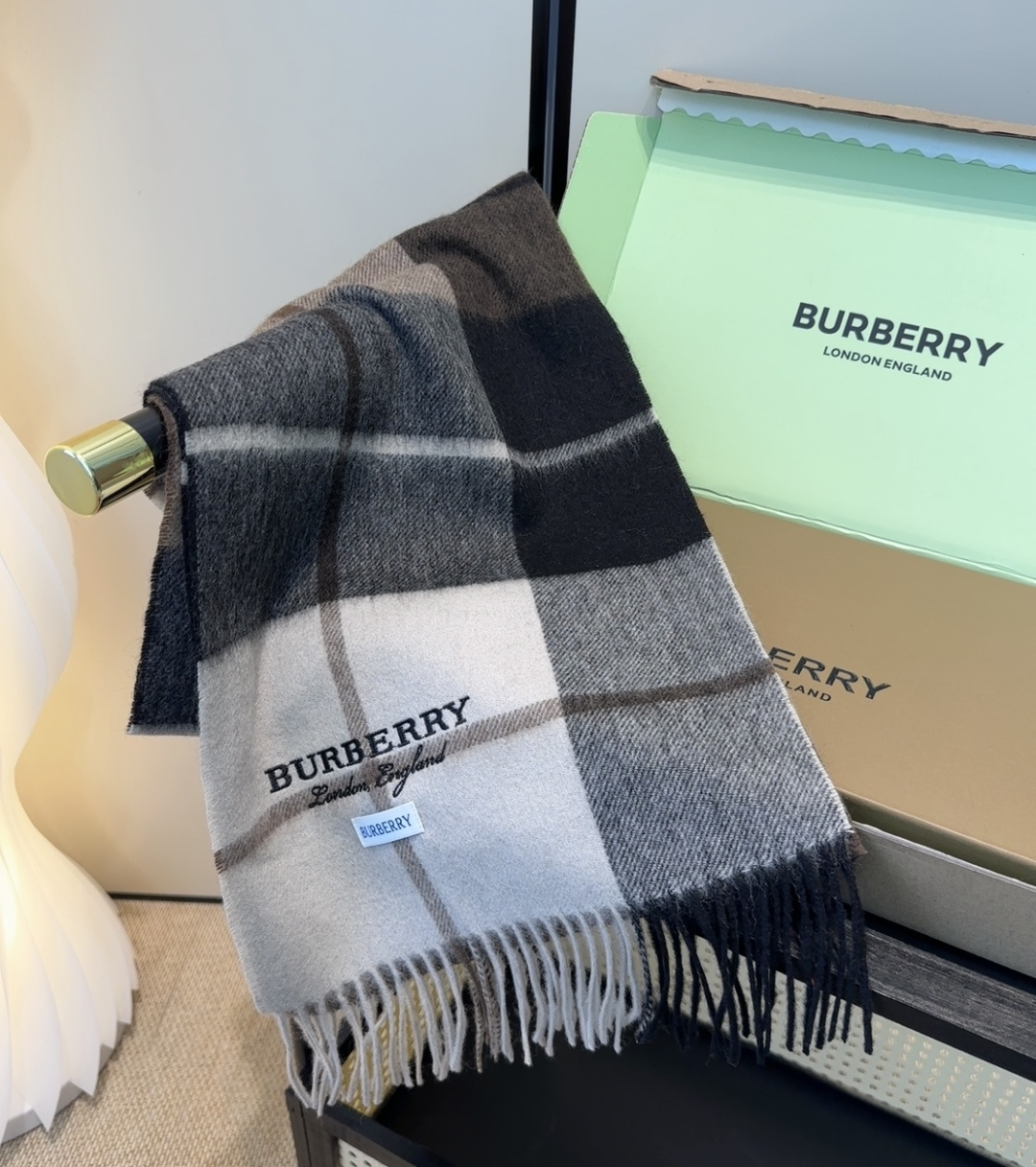 Burberry · 巴宝莉围巾❗️好看的要疯掉了，太有型太有魅力了❗️❗️非常斯文时尚的秋冬单品！真的
