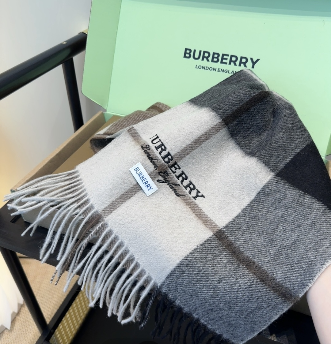 Burberry · 巴宝莉围巾❗️好看的要疯掉了，太有型太有魅力了❗️❗️非常斯文时尚的秋冬单品！真的