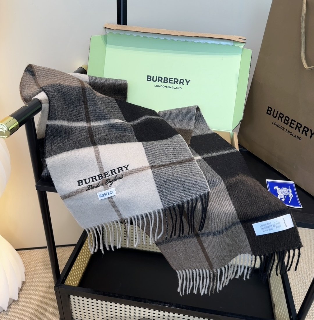 Burberry · 巴宝莉围巾❗️好看的要疯掉了，太有型太有魅力了❗️❗️非常斯文时尚的秋冬单品！真的