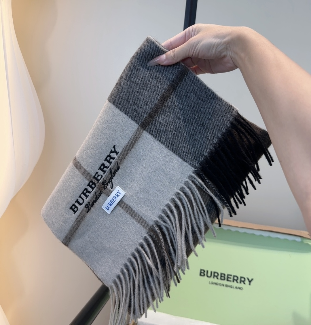 Burberry · 巴宝莉围巾❗️好看的要疯掉了，太有型太有魅力了❗️❗️非常斯文时尚的秋冬单品！真的