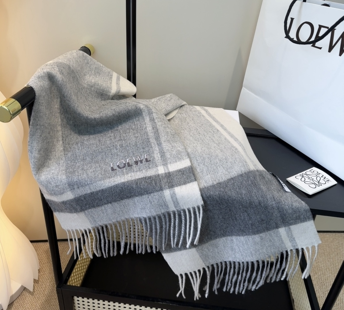 太美了😍罗意威 情侣款 美到要尖叫😱最新款🎊英伦欧美范儿 又是一款即时尚又实用的大围巾&长巾，🎆撞色的颜