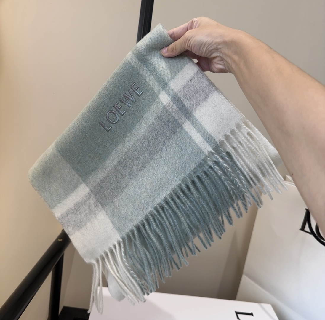 太美了😍罗意威 情侣款 美到要尖叫😱最新款🎊英伦欧美范儿 又是一款即时尚又实用的大围巾&长巾，🎆撞色的颜